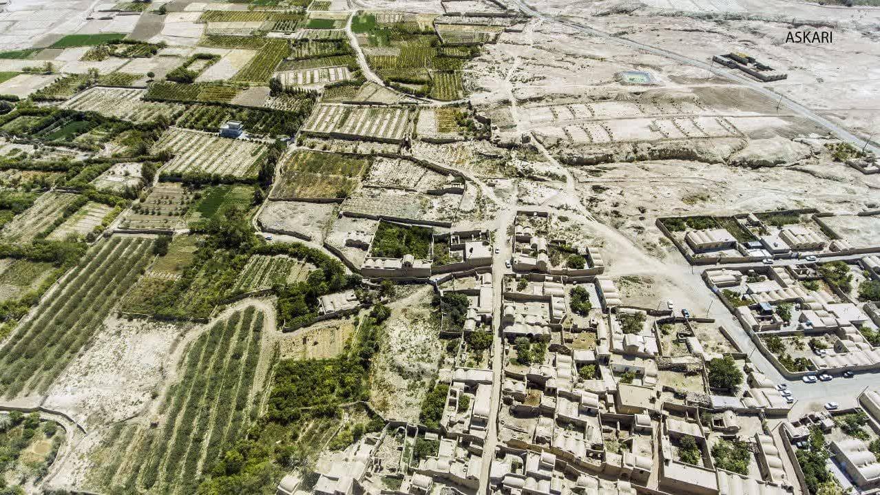 Село Харабарџан. Шетња кроз уредне и старе баштенске уличице